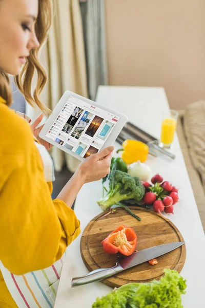 Mujer usando tableta digital - foto de stock