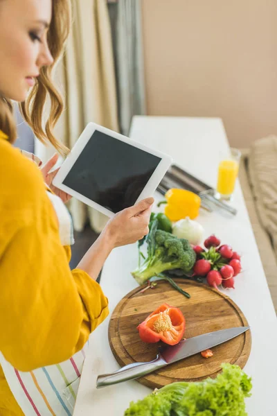 Femme utilisant une tablette numérique — Photo de stock