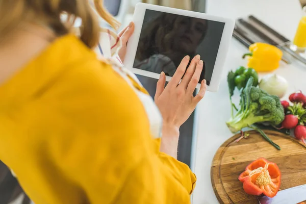 Donna che utilizza tablet digitale — Foto stock