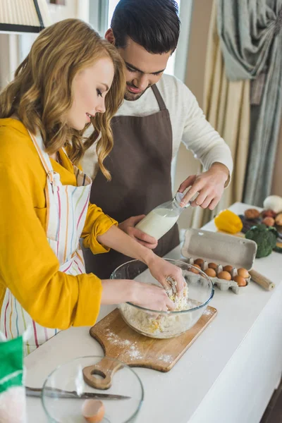 Couple faisant la pâte — Photo de stock
