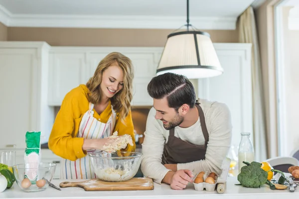 Pareja haciendo masa - foto de stock