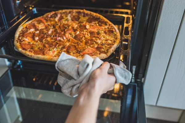 Femme cuisine pizza — Photo de stock