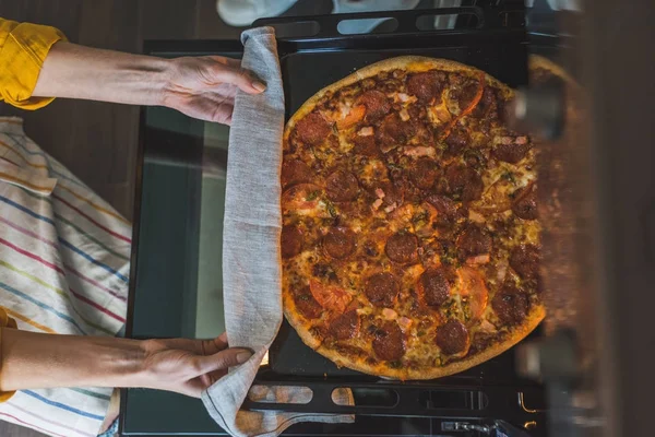 Femme cuisine pizza — Photo de stock