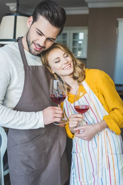 Jeune couple prenant un verre de vin — Photo de stock