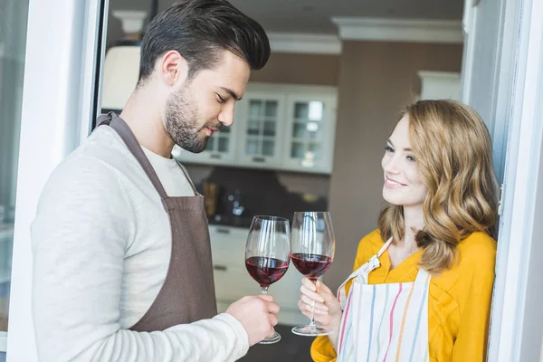 Junges Paar bei einem Glas Wein — Stockfoto