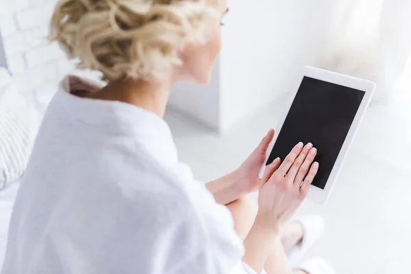 Schnappschuss von Frau im Bademantel mit digitalem Tablet mit leerem Bildschirm — Stockfoto