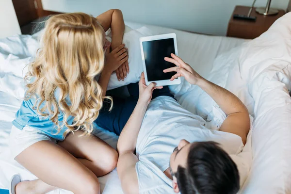 Fidanzato mostrando qualcosa alla ragazza su tablet — Stock Photo