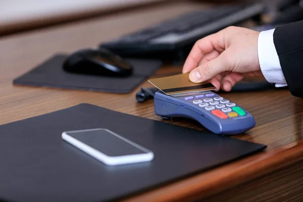 Imagen recortada de hombre de negocios que paga con tarjeta de crédito en el hotel - foto de stock