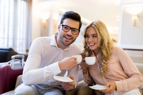 Sorrindo casal de viajantes segurando xícaras de café — Fotografia de Stock