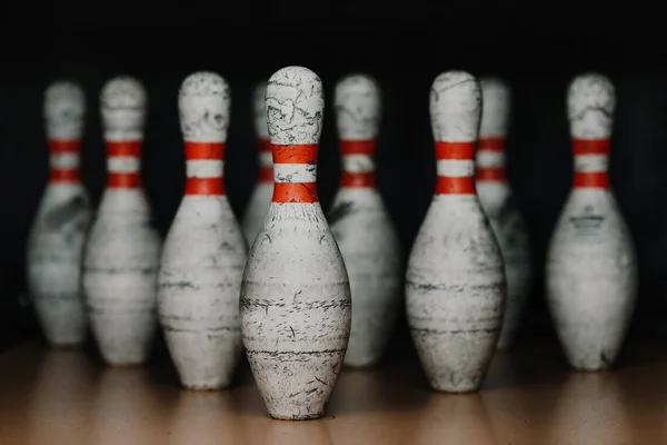 Nahaufnahme von grungy Bowlingnadeln im Tor auf schwarz — Stockfoto