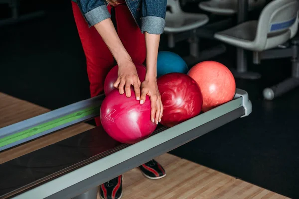 Plan recadré de la femme prenant boule de bowling de stand — Photo de stock