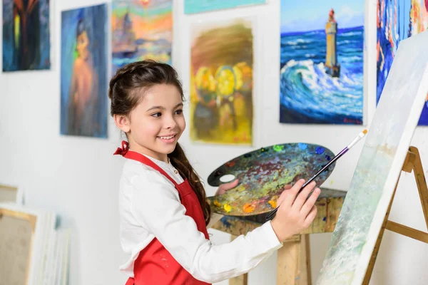 Side view of child painting in workshop of art school — Stock Photo