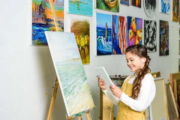 Enfant utilisant tablette dans l'atelier de l'école d'art — Photo de stock