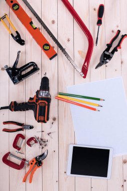 Ahşap masa üzerinde blueprint ve dijital tablet ile farklı araçların Üstten Görünüm 