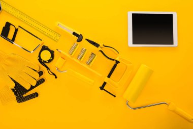 Sarı çeşitli iş araçları, ekipmanları ve dijital tablet Üstten Görünüm