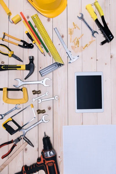 Draufsicht auf verschiedene Werkzeuge mit Blaupause und digitalem Tablet auf Holztischplatte — Stockfoto