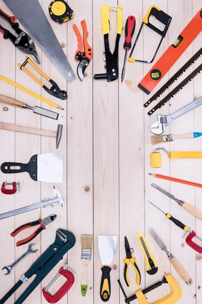 Vista superior do conjunto de ferramentas de construção em mesa de madeira — Fotografia de Stock