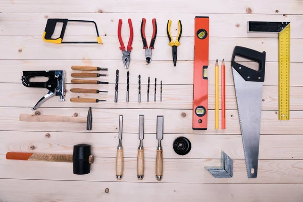 Vue du dessus de l'ensemble des outils de construction sur table en bois — Photo