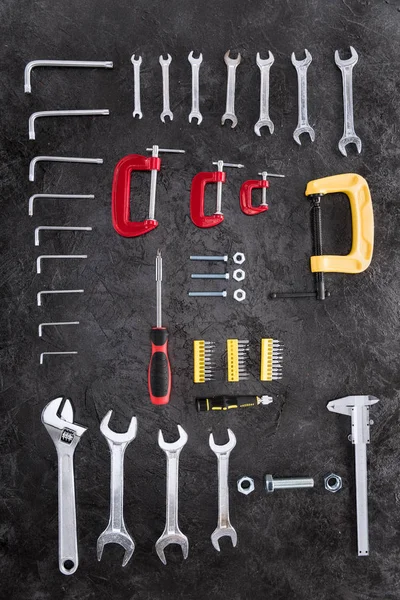 Вид сверху на набор различных строительных инструментов черного цвета — Бесплатное стоковое фото