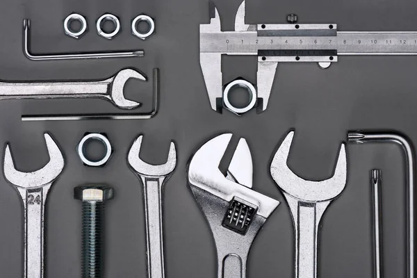 Vista superior do conjunto de várias ferramentas de trabalho em cinza — Fotografia de Stock