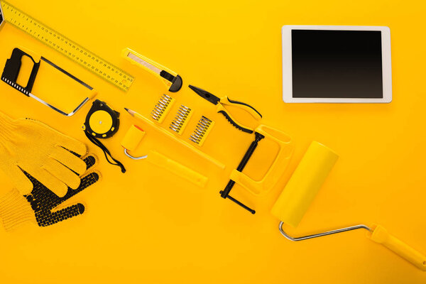верхний вид различных рабочих инструментов, оборудования и цифрового планшета на желтый
