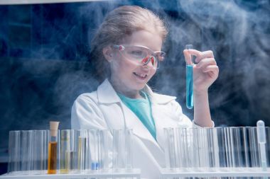 gözlük tüp ile kız