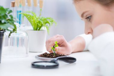 Yeşil bitki laboratuarında kızla 
