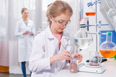 Öğretmen ve öğrenci kimya laboratuarında 