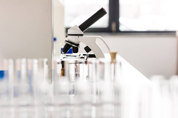 Tubos y microscopio en laboratorio — Foto de Stock
