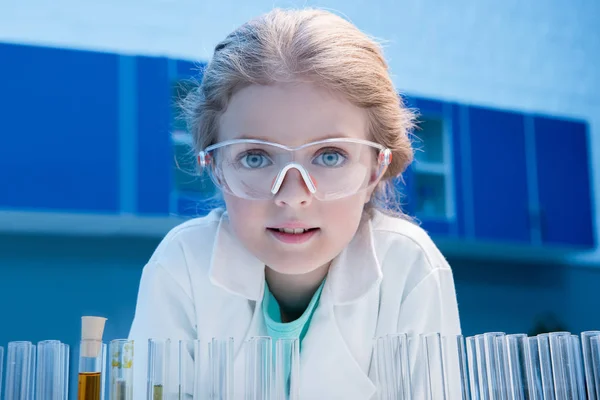 Menina em óculos com tubos — Fotografia de Stock