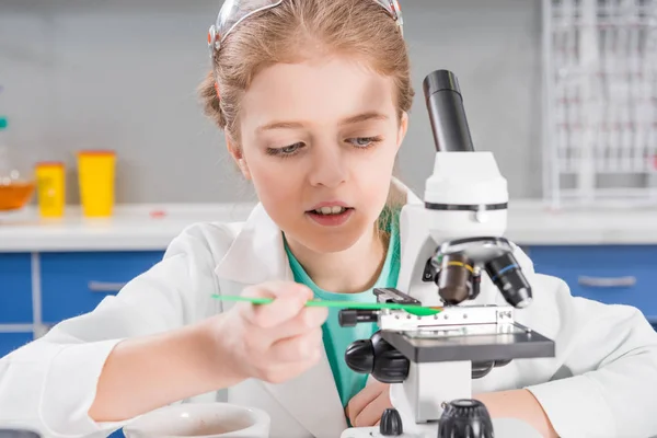 Kleines Mädchen mit Mikroskop — kostenloses Stockfoto