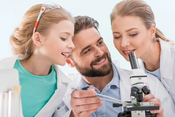 Volwassen wetenschappers en meisje — Gratis stockfoto