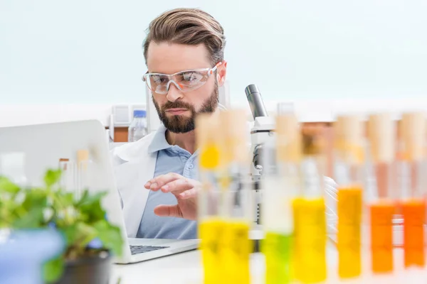 Scientist working with microscope — Free Stock Photo