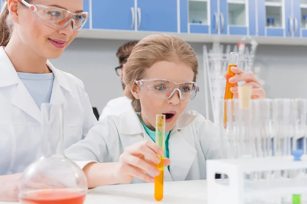 Cientista e menina com tubos — Fotografia de Stock