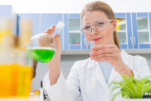 Scientist working with reagents — Stock Photo, Image