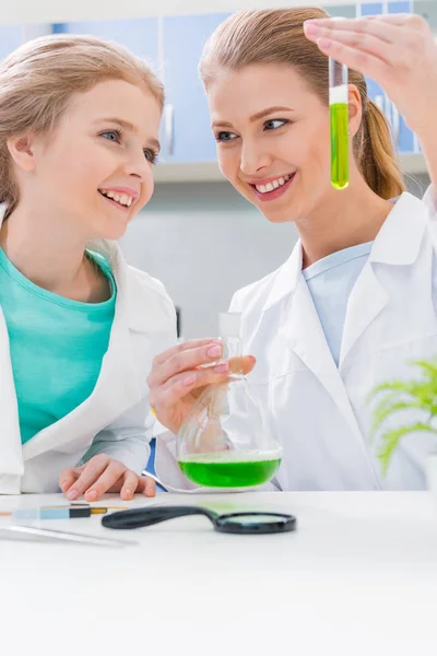 Onderwijzer en student in chemische lab — Stockfoto