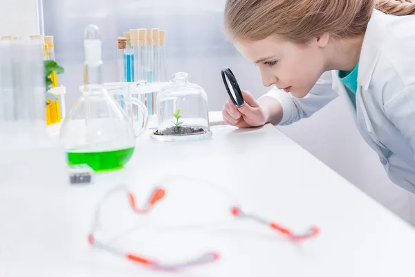 Menina com planta verde no laboratório — Fotografia de Stock