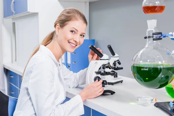 Wetenschapper werkt met microscoop — Stockfoto