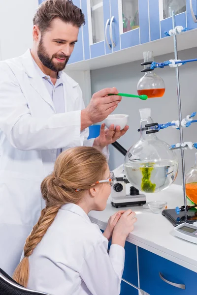 Teacher and student making experiment — Stock Photo, Image