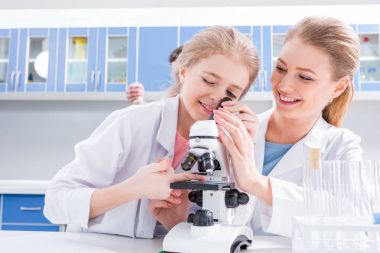 Öğretmen ve öğrenci mikroskop ile çalışma 