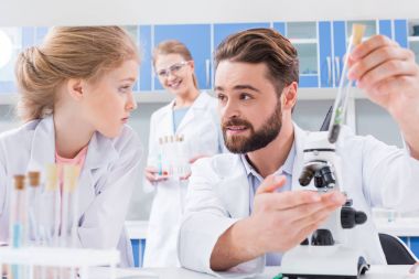 Öğretmen ve öğrenci laboratuarında