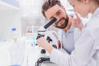 öğretmen ve öğrenci laboratuarında