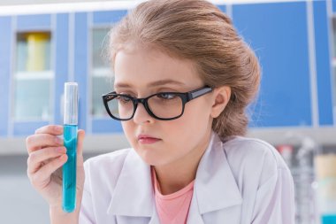 Kız kimya laboratuarında 
