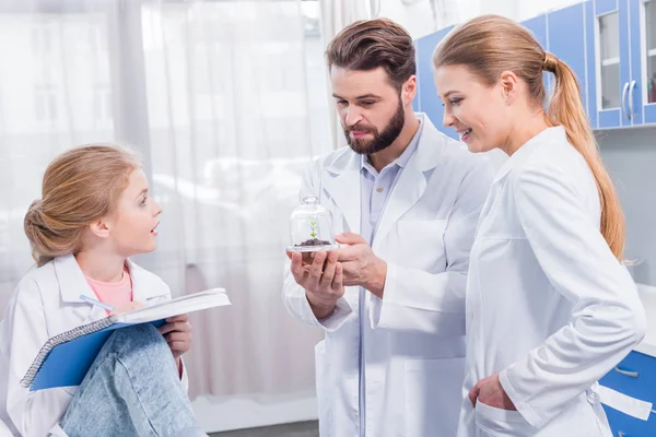 Teachers and student in lab — Stock Photo, Image