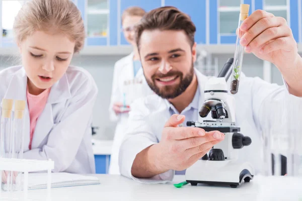 Onderwijzer en student in lab — Stockfoto