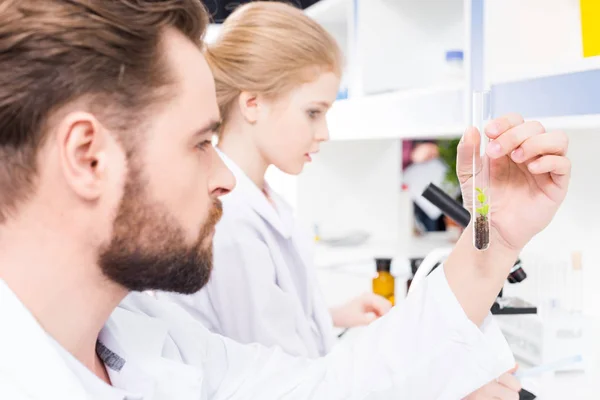 Profesor y estudiante en laboratorio — Foto de Stock