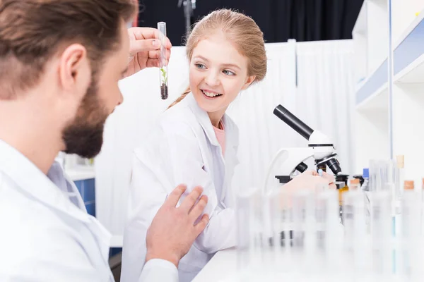 Teacher and student in lab — Stock Photo, Image