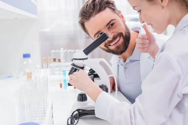 Profesor y estudiante en laboratorio — Foto de Stock