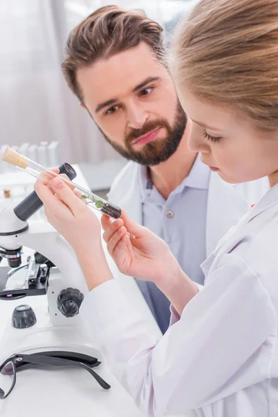 Profesor y estudiante en laboratorio — Foto de Stock