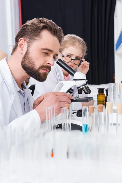 Profesor y estudiante en laboratorio — Foto de Stock